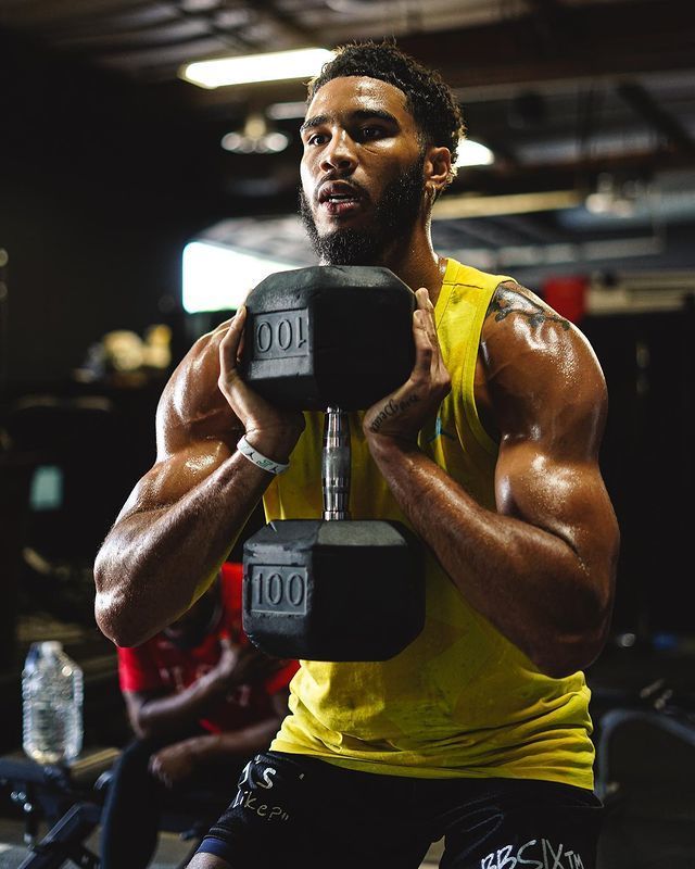 包含费耶诺德训练开放日，今晨造点机会引欢呼，CBA季后赛在即，年轻球员得到机会的词条